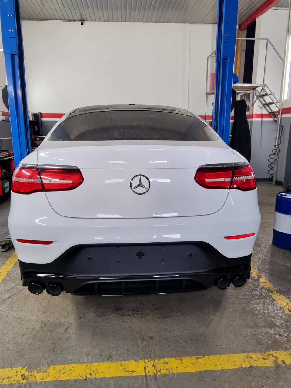 Mercedes GLC Coupe C253 2016–2023: установка заднего диффузора с насадками в стиле AMG43 — наши работы