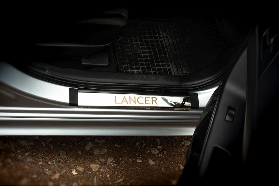 Mitsubishi Lancer X 2008- гг. Накладки на пороги Carmos нержавейка 4 шт Фото 1