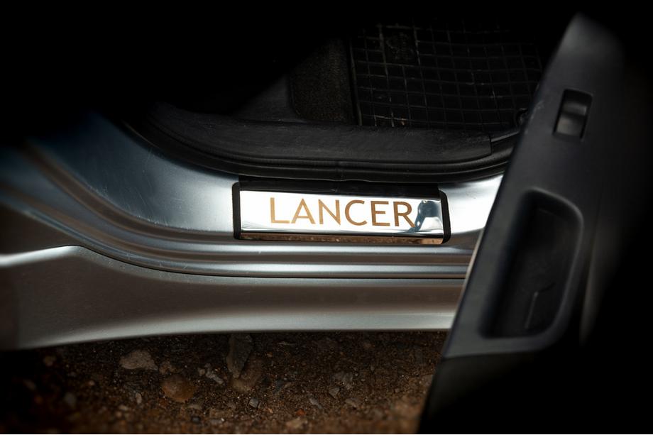 Mitsubishi Lancer X 2008- гг. Накладки на пороги Carmos нержавейка 4 шт Фото 3
