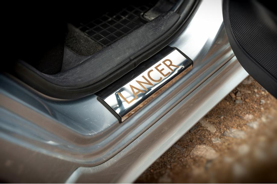 Mitsubishi Lancer X 2008- гг. Накладки на пороги Carmos нержавейка 4 шт Фото 4