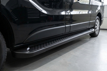 Opel Vivaro 2015-2019 гг. Боковые Подножки Allmond Black (2 шт., Алюминий) фото 1