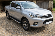 Toyota Hilux 2015- гг. Боковые Подножки Maydos V1 (2 шт., Алюминий и Нержавейка) фото 1