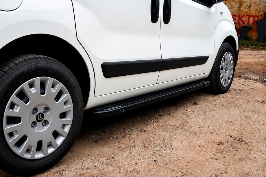 Fiat Fiorino/Qubo 2008-2024 гг. Боковые Подножки Rainbow Black (2 шт, Алюминиевый Профиль) Image