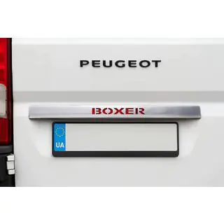 Хромированная планка над номером с красным LED (нержавейка) Peugeot Boxer 2006-2025 гг. фото 1