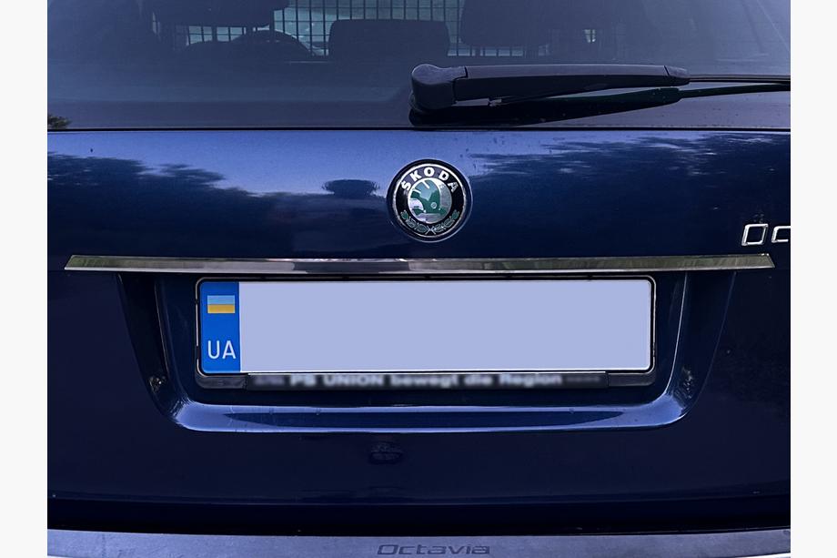 Skoda Octavia II A5 2010-2013 гг. Хромированная накладка над номером Carmos (нержавейка) Image