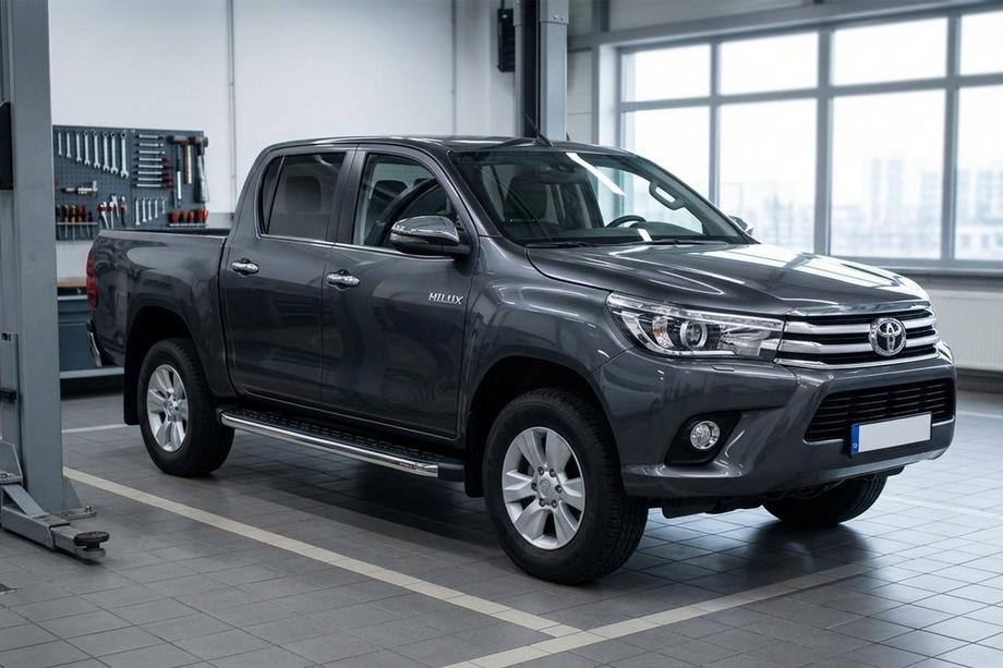 Toyota Hilux 2015- гг. Боковые Подножки BlackLine (2 шт., Алюминий) Image