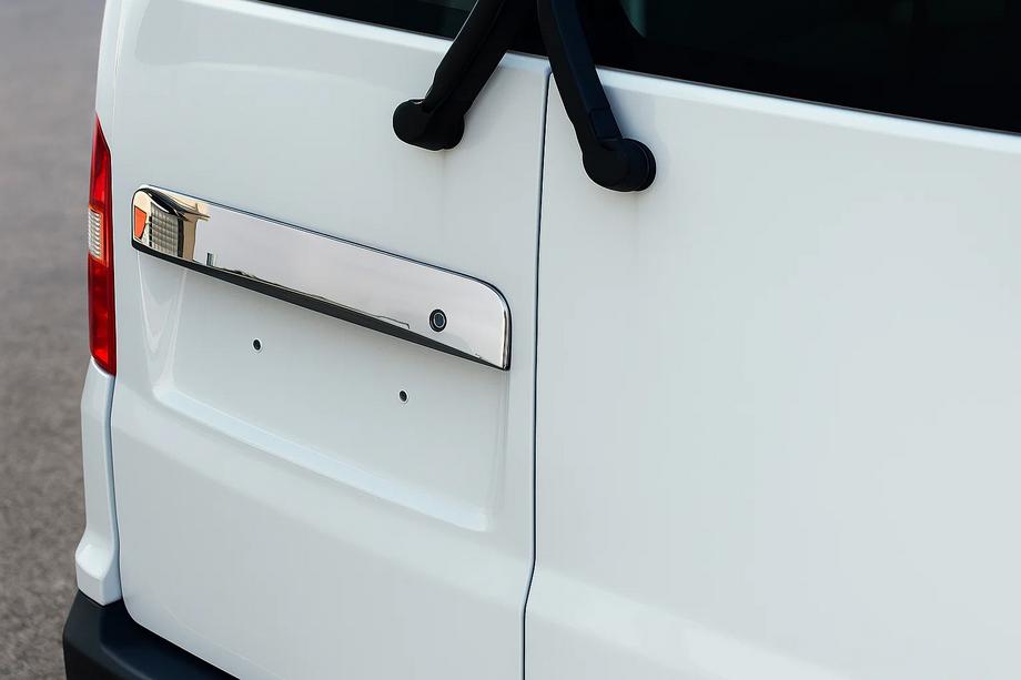 Volkswagen T5 Multivan 2003–2010 гг. Накладка из нержавеющей стали над номером для распашных задних дверей Carmos - Турецкая Нержавеющая Сталь Image