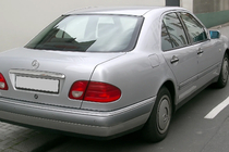 Mercedes E-сlass W210 1995-2002 гг. Накладка на крышку багажника над номером (Sedan) Полированная Нержавеющая Сталь фото 1