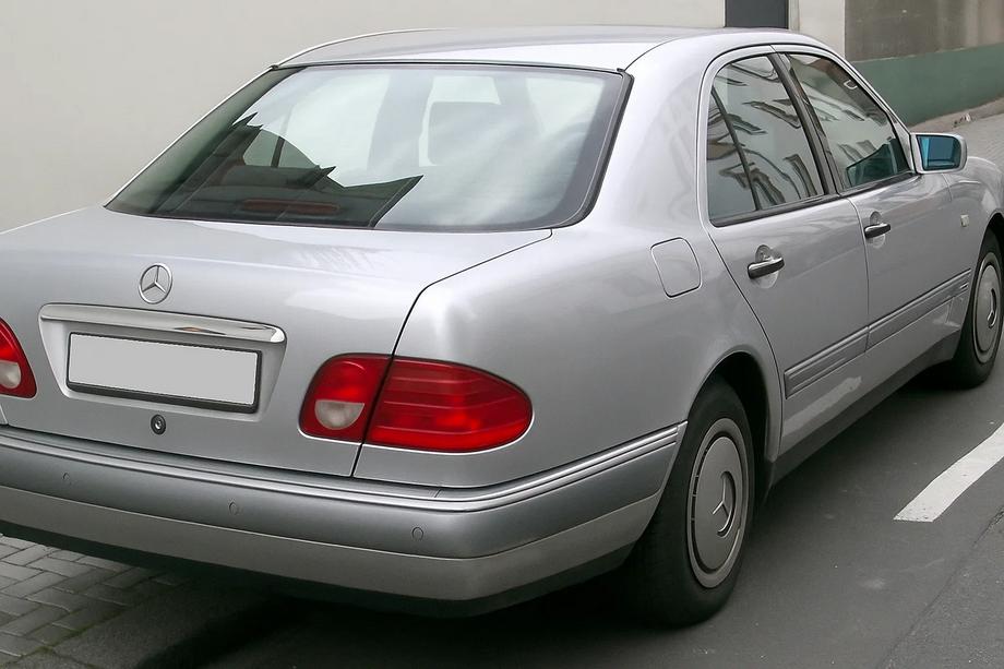 Mercedes E-сlass W210 1995-2002 гг. Накладка на крышку багажника над номером (Sedan) Полированная Нержавеющая Сталь Image