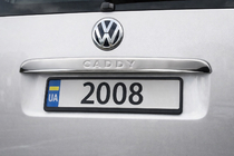 Volkswagen Caddy 2004-2010 гг. Хромированная накладка над номером (1-дверн, нержавейка) Carmos - Турецкая нержавеющая сталь (с надписью) фото 1