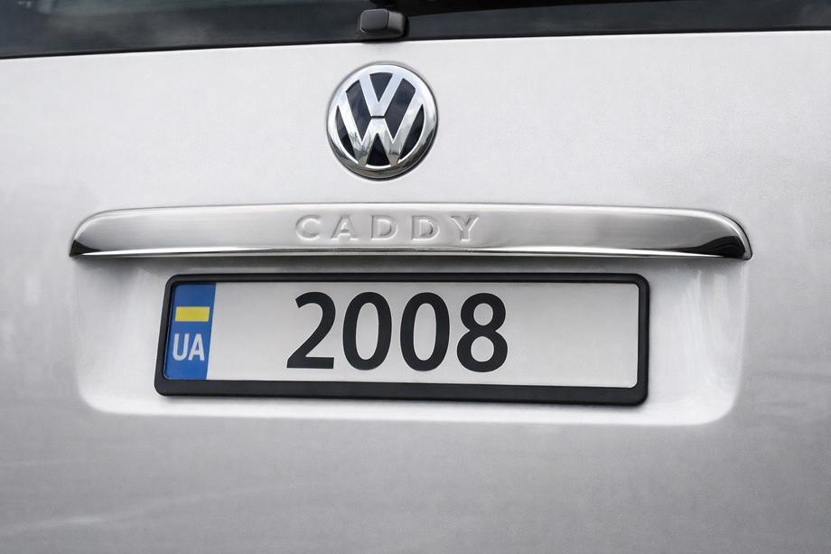 Volkswagen Caddy 2004-2010 гг. Хромированная накладка над номером (1-дверн, нержавейка) Carmos - Турецкая нержавеющая сталь (с надписью) Image