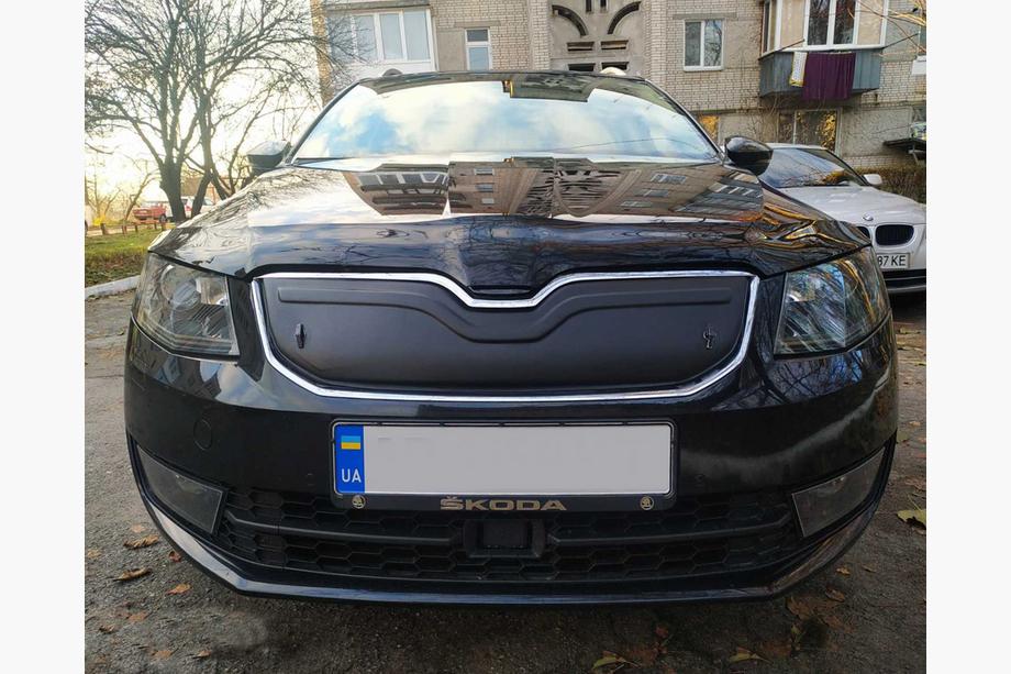 Skoda Octavia III A7 2013-2019 гг. Зимняя накладка на решетку радиатора (2013-2017) глянцевый Image