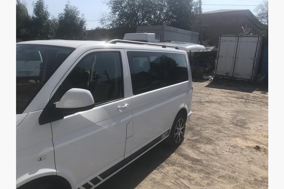 Volkswagen T5 Multivan 2003–2010 гг. Черные рейлинги Короткая база, металлические ножки Фото 9