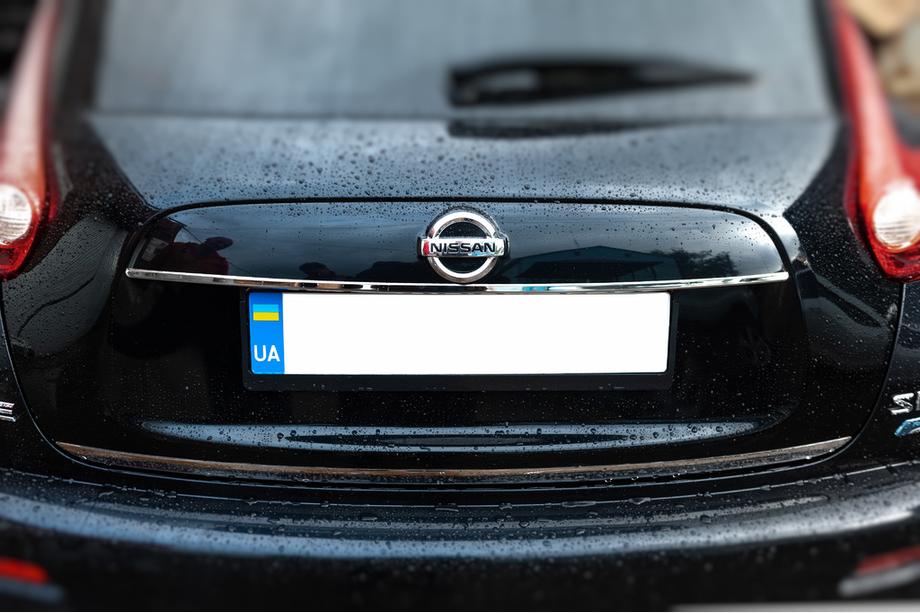 Nissan Juke 2010-2019 гг. Хромированная накладка над номером (нержавейка) OmsaLine - Итальянская Нержавейка Image