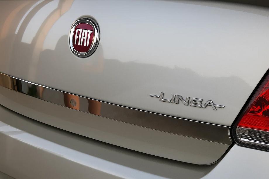 Fiat Linea 2006-2018 гг. Накладка на крышку багажника 2006-2012 Нержавейка Без отверстия под ключ Фото 2