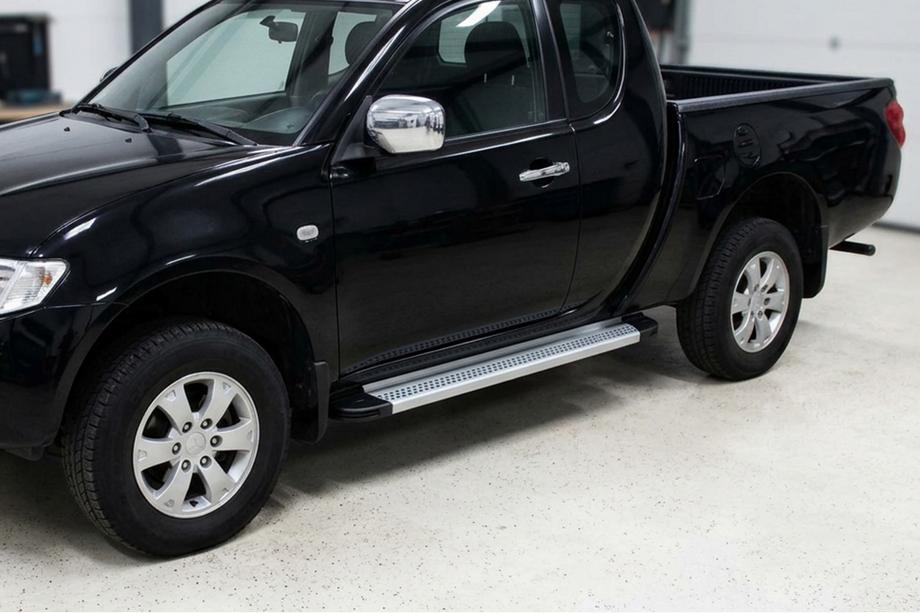 Mitsubishi L200 2006-2015 гг. Боковые Подножки Maya V2 (2 шт., Алюминий) Image