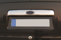 Ford Connect 2002–2006 гг. Хромированная накладка над номером (установка на оригинал, с местом под логотип, нержавейка) OmsaLine - Итальянская Нержавейка фото 1