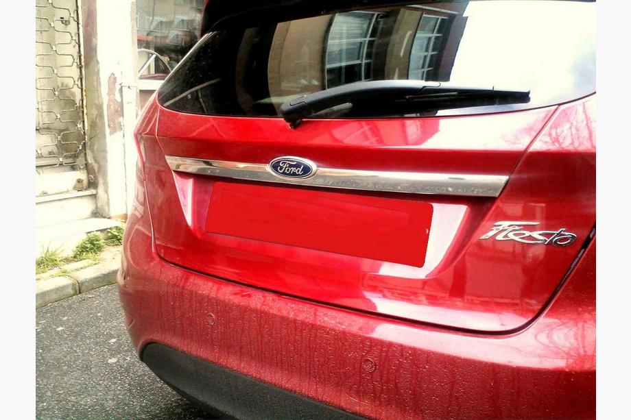Ford Fiesta 2008-2017 гг. Хромированная накладка над номером (нержавейка) OmsaLine - Итальянская Нержавейка Image