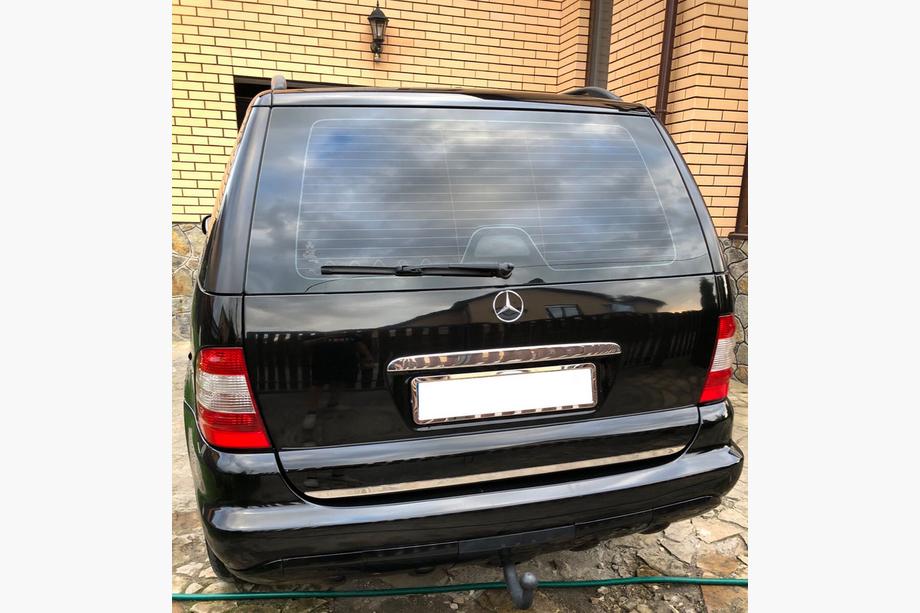 Mercedes ML W163 1997-2005 гг. Хромированная накладка над номером (нерж. сталь) Image