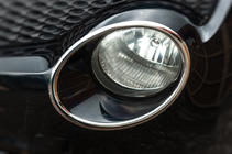 Nissan Juke 2010-2019 гг. Хромированные накладки на передние фары (2 шт., нерж. сталь) фото 2
