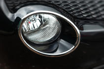 Nissan Juke 2010-2019 гг. Хромированные накладки на передние фары (2 шт., нерж. сталь) фото 1