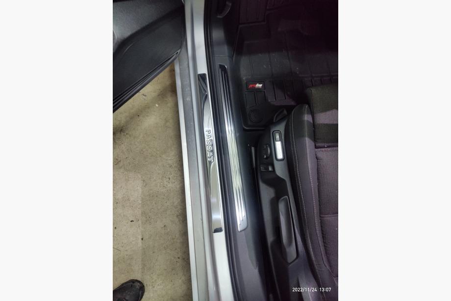 Volkswagen Passat B8 2015-2023 гг. Накладки на дверные пороги OmsaLine тип 1 (4 шт, нержавейка) Фото 4