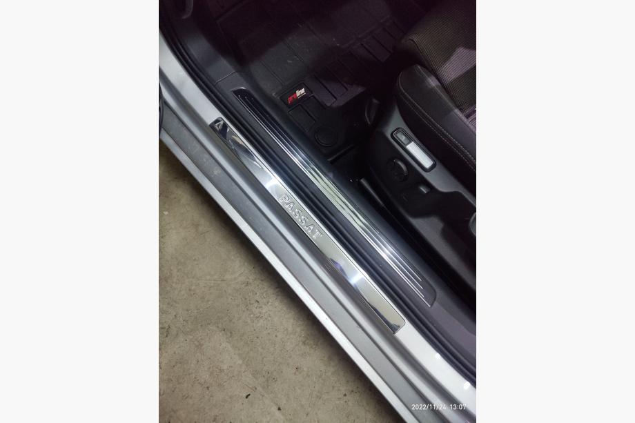 Volkswagen Passat B8 2015-2023 гг. Накладки на дверные пороги OmsaLine тип 1 (4 шт, нержавейка) Фото 3