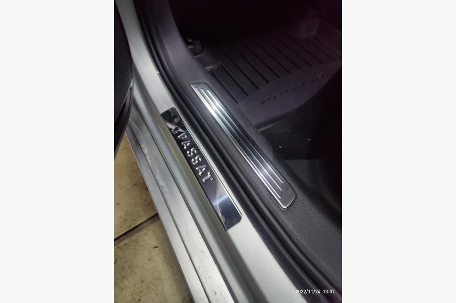Volkswagen Passat B8 2015-2023 гг. Накладки на дверные пороги OmsaLine тип 1 (4 шт, нержавейка) Фото 6