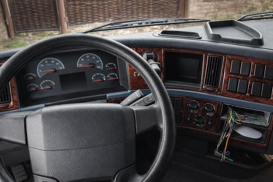Volvo FH 1993-2012 гг. Накладки на панель 2002-2008 (под дерево) Image