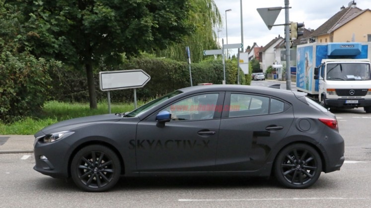 Mazda выпустит новую тройку с инновационным мотором