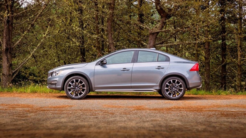 Шведский седан Volvo S60 Cross Country повышенной проходимости