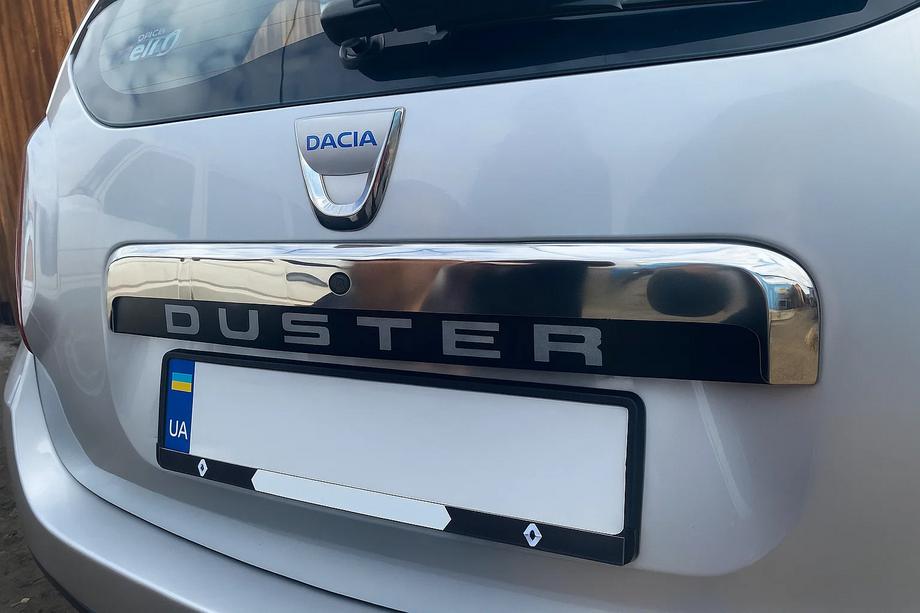 Renault Duster 2008–2017 гг. Верхняя накладка из нержавейки над номером Image