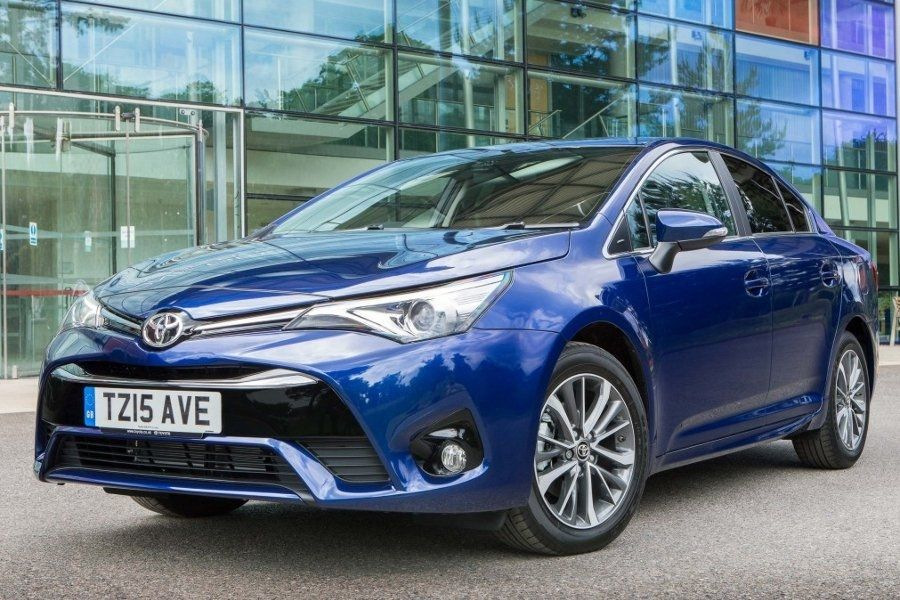 Обзор обновленного седана Toyota Avensis