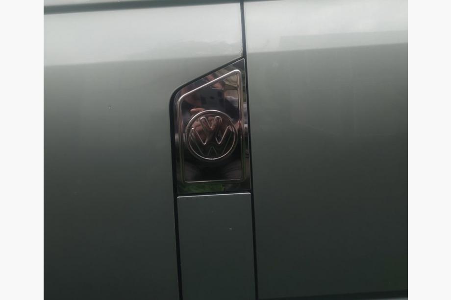 Volkswagen T5 Multivan 2003–2010 гг. Накладка на крышку бензобака с логотипом (Carmos) Image
