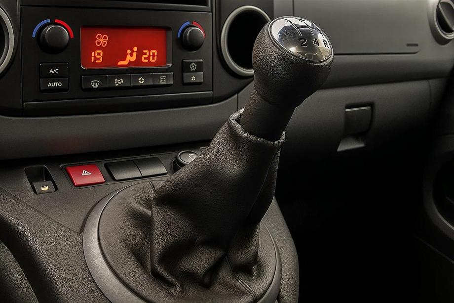 Peugeot Partner Tepee 2008-2018 гг. Чехол КПП Кожаный Фото 1