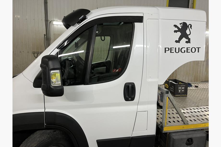 Peugeot Boxer 2006-2025 гг. Ветровики на окна (2 шт, DDU) Image