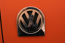 Volkswagen Caddy 2004-2010 гг. Обводка заднего логотипа (нержавейка) фото 1