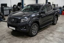 Nissan Navara/NP300 2016- гг. Боковые Подножки Allmond Black (2 шт., алюминий) фото 1