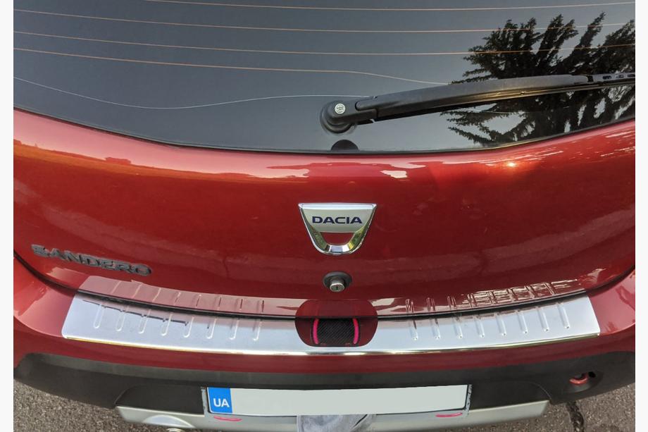 Renault Sandero 2007-2013 гг. Накладка на задний бампер Carmos V1 Нержавейка Image