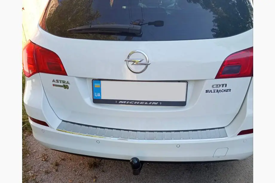 Opel Astra J 2009-2015 гг. Накладка на задний бампер V-1 Carmos (SW, нержавейка) Image