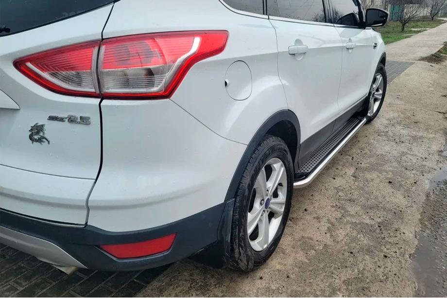 Ford Kuga/Escape 2013-2019 гг. Боковые Подножки Maydos V2 (2 шт., Алюминий + Нержавейка) С черной накладкой на дверях Фото 2