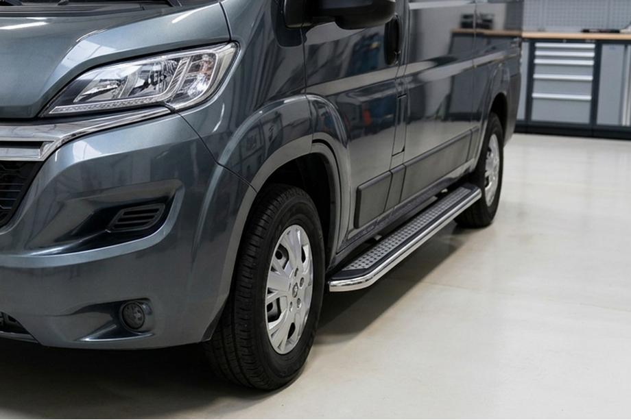 Citroen Jumper 2007-2025 гг. Боковые Подножки Maydos V2 (2 шт., Алюминий и Нержавейка) Короткая База Image