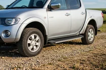 Mitsubishi L200 2006-2015 гг. Боковые Подножки Maya V1 (2 шт., Алюминий) фото 1