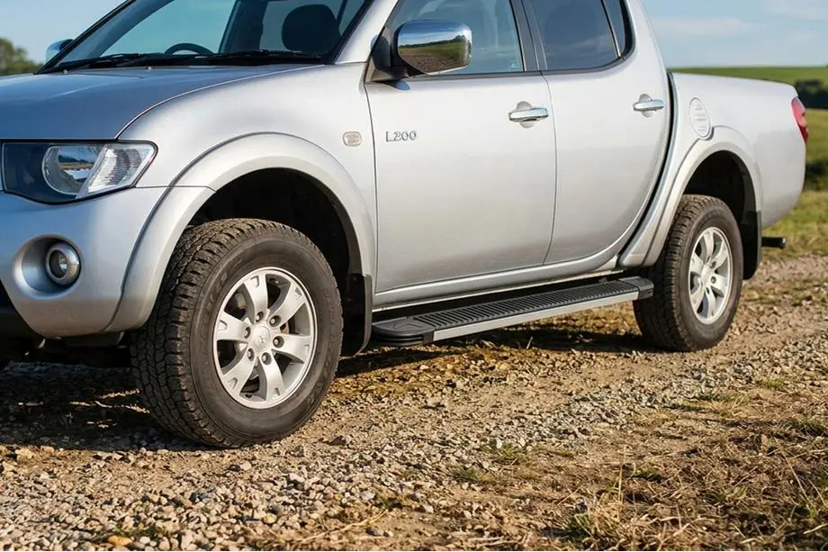 Mitsubishi L200 2006-2015 гг. Боковые Подножки Maya V1 (2 шт., Алюминий) Image