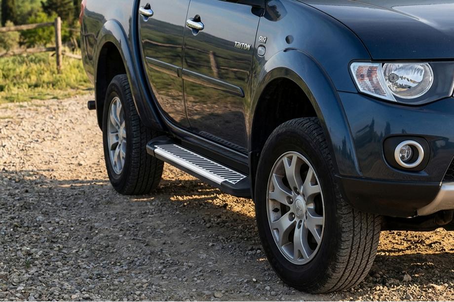 Mitsubishi L200 2015-2024 гг. Боковые Подножки Line (2 шт., Алюминий) Image