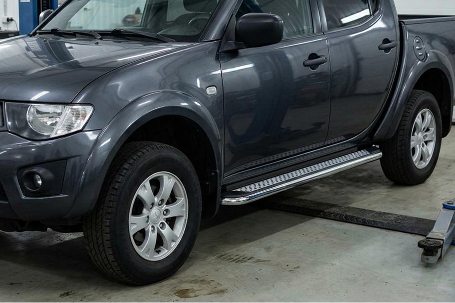 Fiat Fullback 2016- гг. Боковые Подножки Maydos V2 (2 шт., Алюминий и Нержавейка) Image