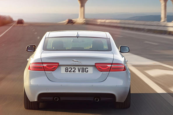 Обзор седана Jaguar XE фото 7