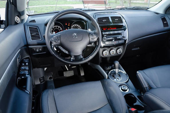 Обзор кроссовера Peugeot 4008 фото 4