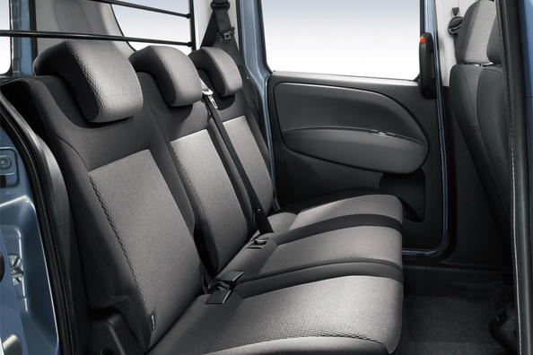 Обзор пятиместного грузопассажирского компактвэна Fiat Doblo фото 6
