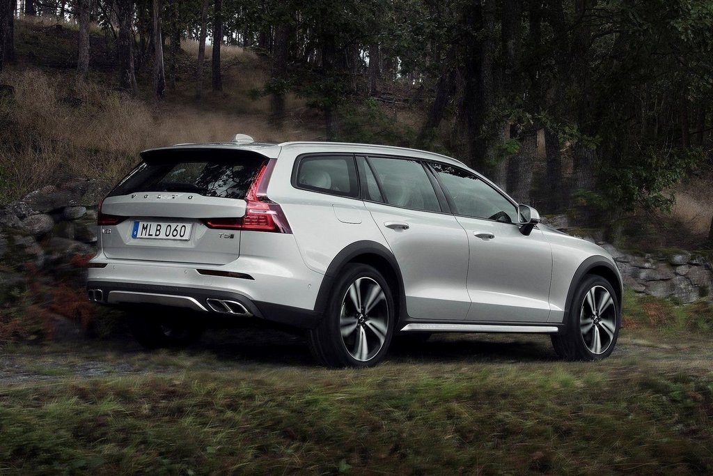 Второе поколение универсала повышенной проходимости Volvo V60 Cross Country